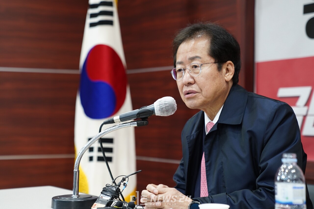 홍준표 국민의힘 대통령선거 경선 후보가 19일 충남 천안시 국민의힘 충남도당사에서 당원과 간담회를 갖고 있다. 황재돈 기자.