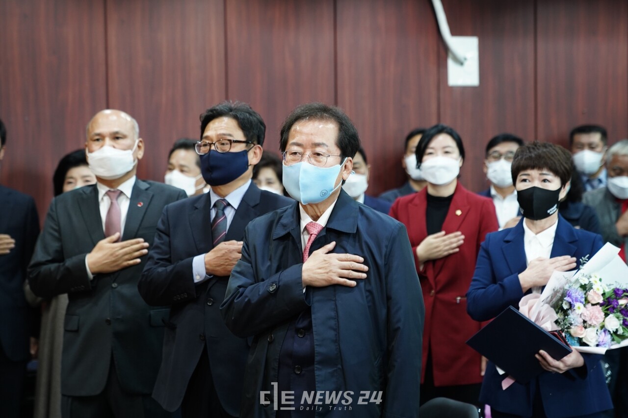 홍준표 국민의힘 대선 경선 후보가 19일 국민의힘 충남도당사에서 열린 jp희망캠프 충남선대위 임명장 수여식과 당원간담회에 참석, 국민의례를 하고 있다. 황재돈 기자.