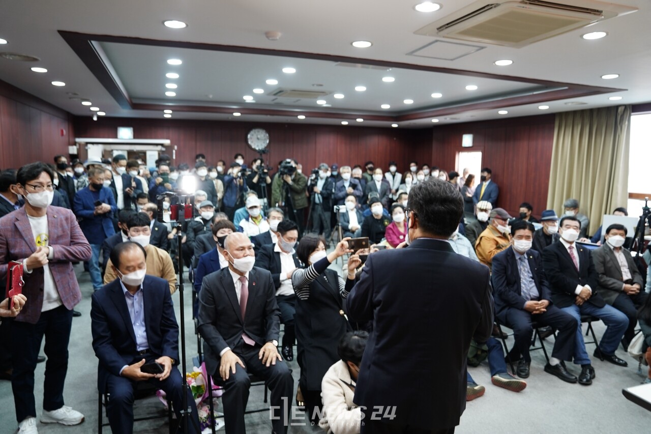 19일 국민의힘 충남도당사에 열린 홍준표 국민의힘 대선 경선 후보와 당원 간담회에 많은 인파가 몰렸다. 황재돈 기자.