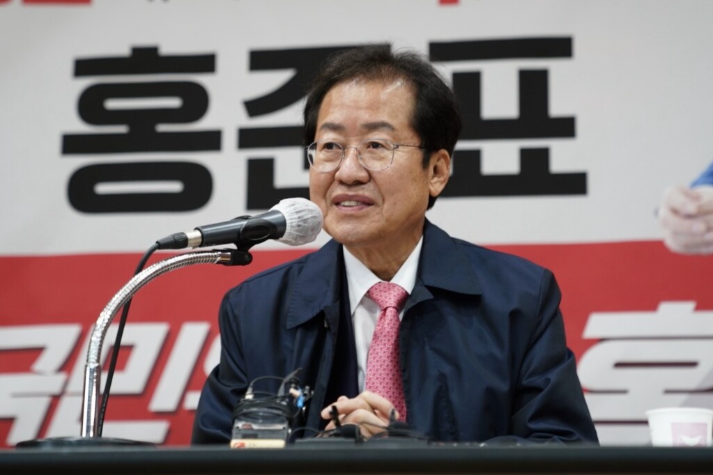 홍준표 국민의힘 대통령선거 경선 후보가 19일 충남 천안시 국민의힘 충남도당사에서 당원들과 간담회를 갖고 있다. 황재돈 기자.