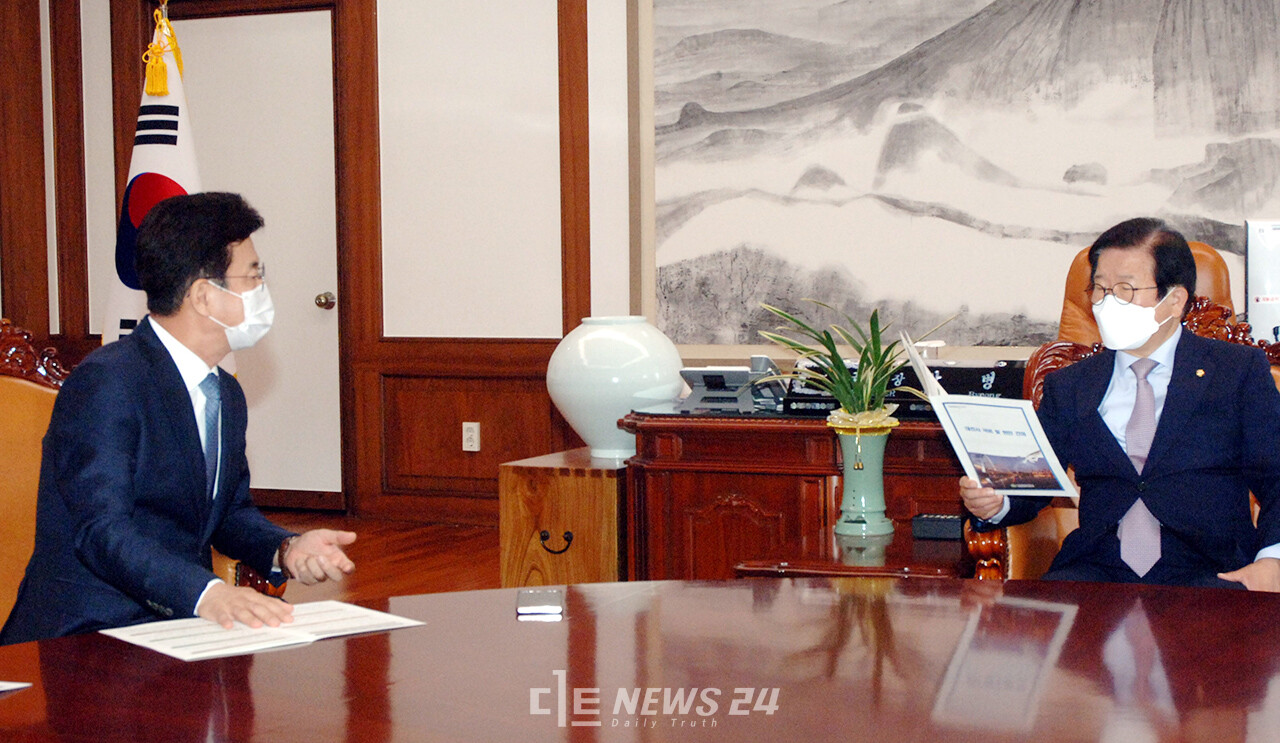 대전시와 충남도가 내년도 현안 사업 국가 예산 반영을 위한 총력전에 나섰다. 사진=허태정 대전시장이 지난 20일 국회를 찾아 박병석 의장에게 국비 확보가 필요한 사업을 설명하고 있다. 류재민 기자.