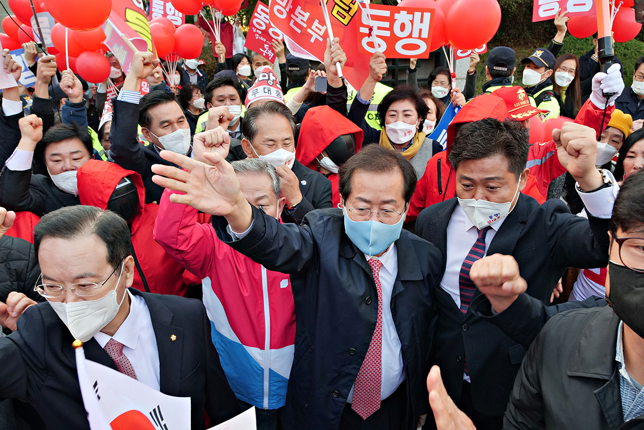 홍준표 후보가 지난 25일 오후 대전KBS에서 열린 '대전·세종·충북·충남 합동토론회'에 참석하며 지지자들과 인사를 나누고 있다. 홍 후보 캠프 제공.