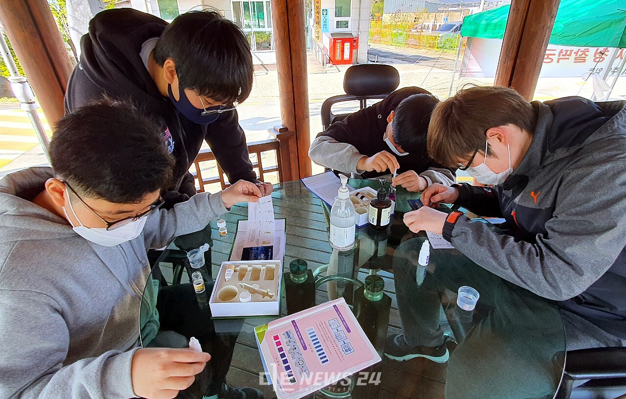 계룡 엄사중학교 학생들이 수질측정 키트를 활용해 수질오염을 모니터링하고 있다.