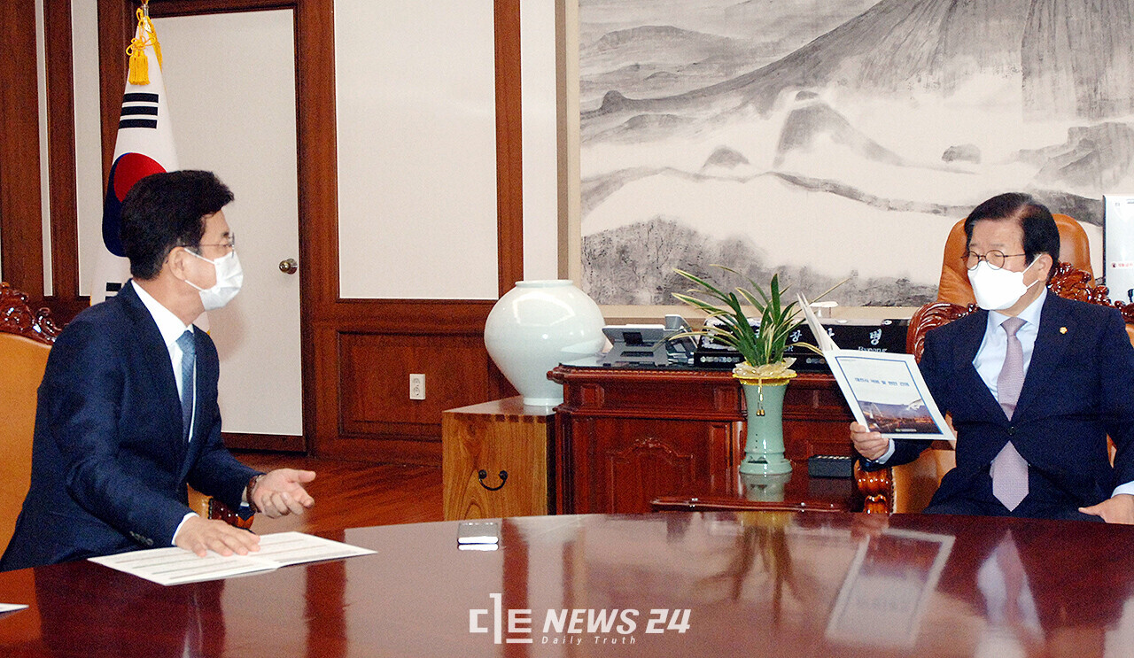 허태정 대전시장이 해외 출장에 앞서 지난달 20일 국회를 방문해 박병석 의장에게 내년도 지역 현안 사업을 위한 국비 확보 요청을 건의하고 있다. 류재민 기자