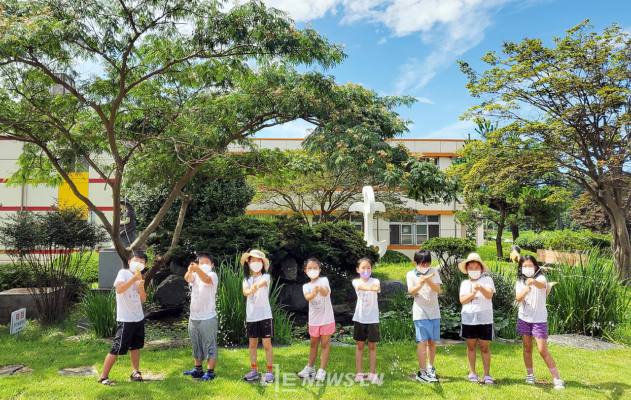 서천 서남초 학생들은 계절별로 자연과 연계한 생태놀이 중심 교육활동을 진행하고 있다. 여름철 프로그램인 대나무 물총 놀이를 즐기고 있는 학생들.