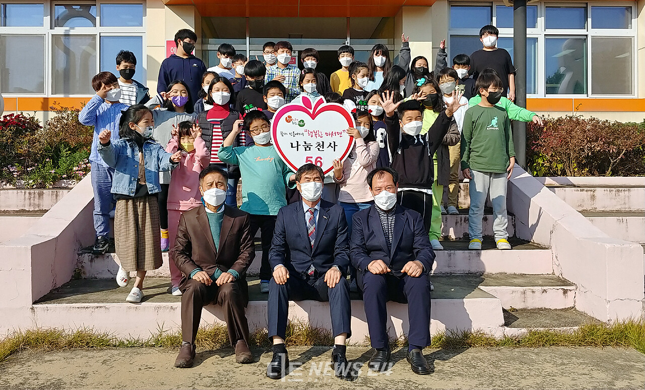 서남초 학생들은 직접 키운 친환경 농산물을 판매해 수익금 전액을 불우이웃에게 기부하기도 했다.