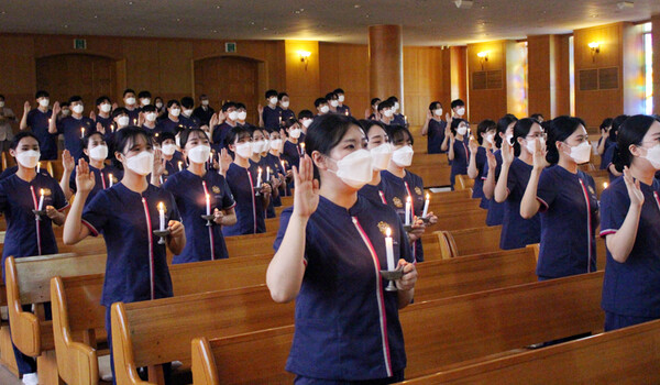 대전과기대 간호학부 학생들이 나이팅게일 선서를 하고 있다.
