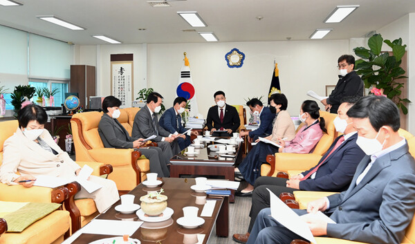 대전 중구의회 의원들이 회의하는 모습.