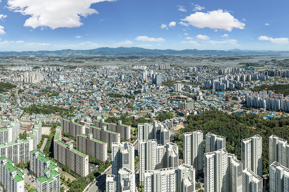 서산시 아파트 경비원·미화원의 노동환경이 전국 평균에 한참 못 미치며 매우 열악한 것으로 조사됐다. 최종암 기자.