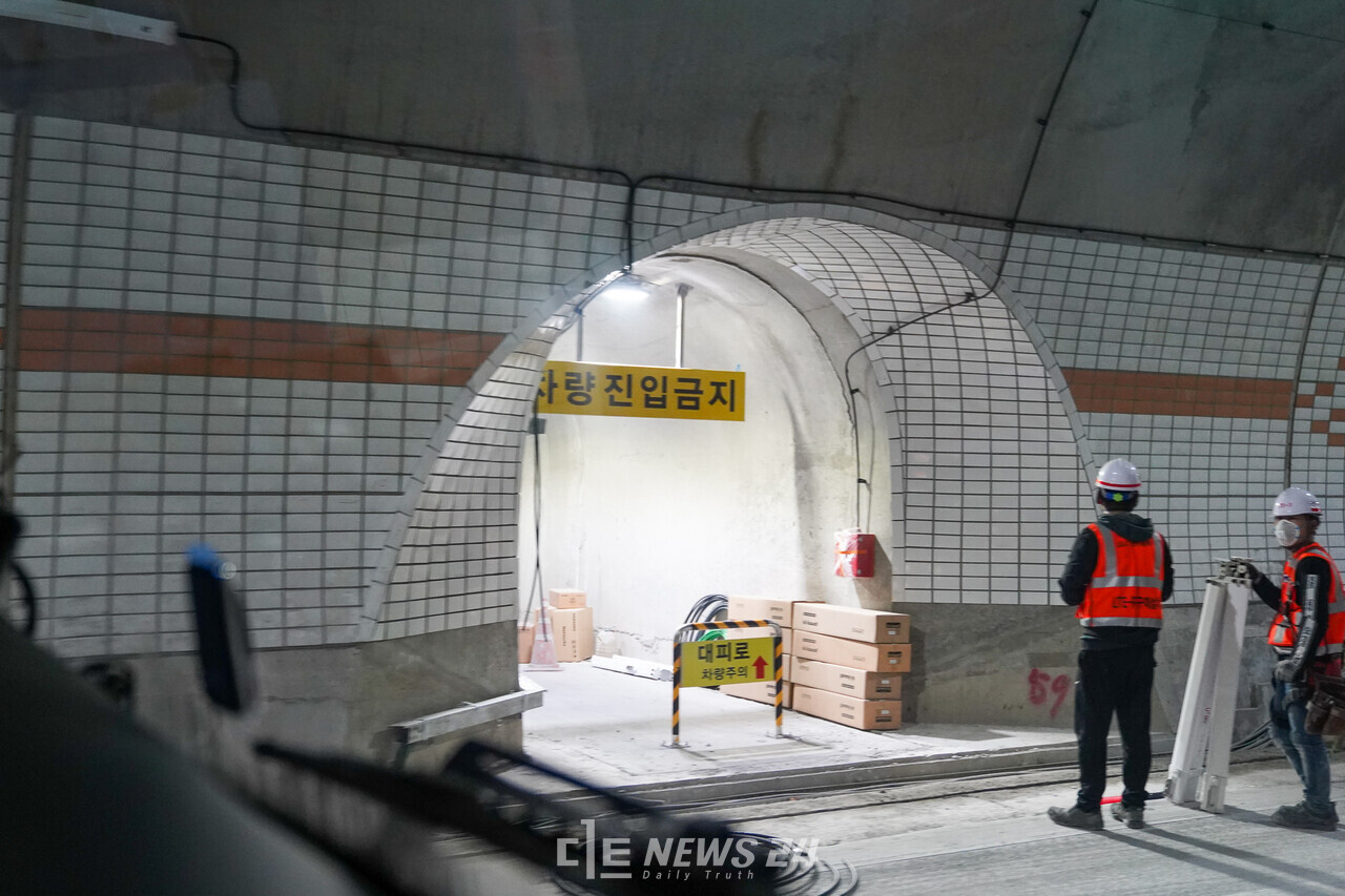 위급상황을 대비해 보령해저터널 내 230m마다 비상통로가 설치했다.