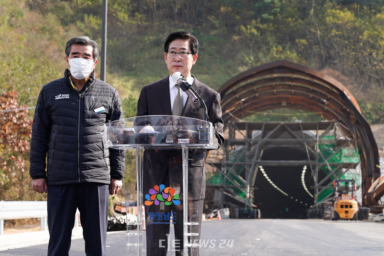 양승조 충남지사(오른쪽)와 김동일 보령시장이 15일 보령해저터널 현장 답사 후 기자회견을 갖고 있다. 황재돈 기자.