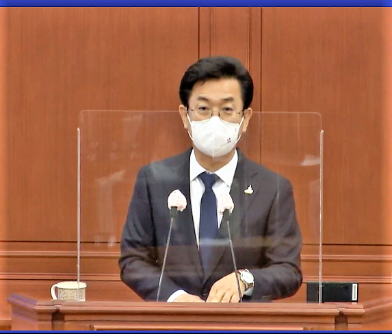 허태정 대전시장이 18일 대전시의회 본회의에서 내년도 세출 예산안 등 시정 연설을 하고 있다.