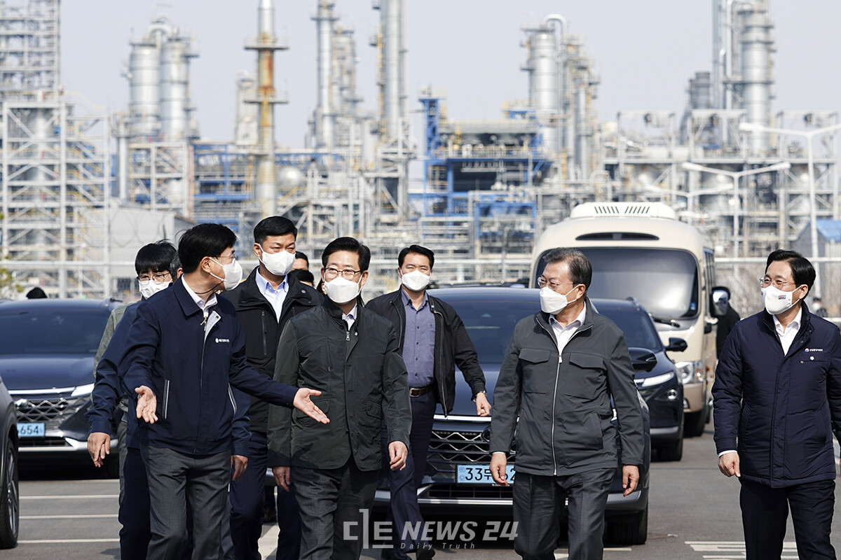 문재인 대통령이 지난 3월 충남 방문 일정으로 서산 대산 그린에너지를 찾아 관계자로부터 설명을 듣고 있다.  청와대 제공.