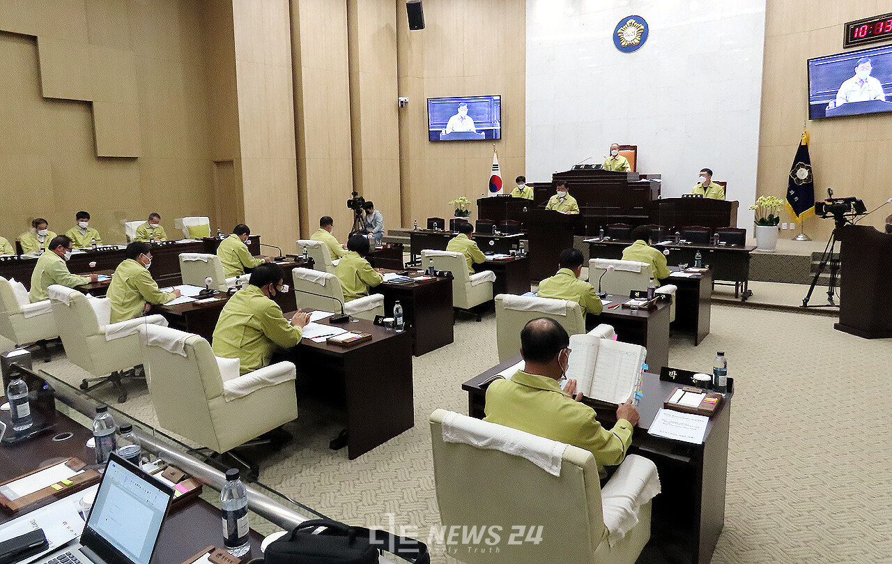 군정질문이 진행되고 있는 예산군의회 본회의장 모습. 