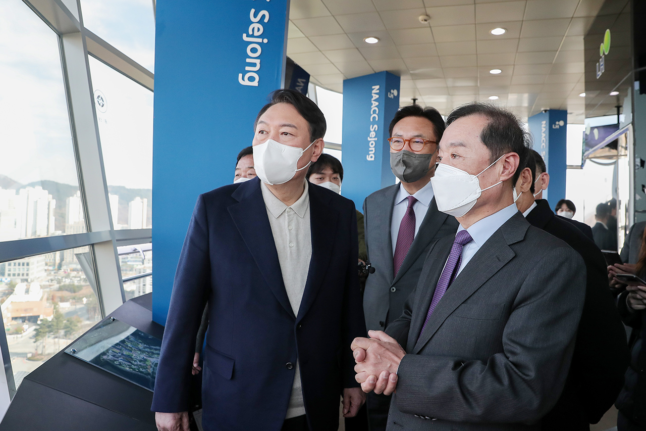 지난 29일 윤석열 후보의 세종시 방문을 동행한 김 위원장이 밀마루 전망대에서 이야기를 나누고 있다. 국민의힘 선대위 제공.