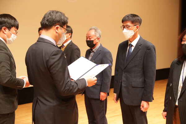 지난 1일 천안시청 봉서홀에서 열린 12월 천안시 월례모임에서 김응일 사무관이 대통령상을 전수 받고 있다.