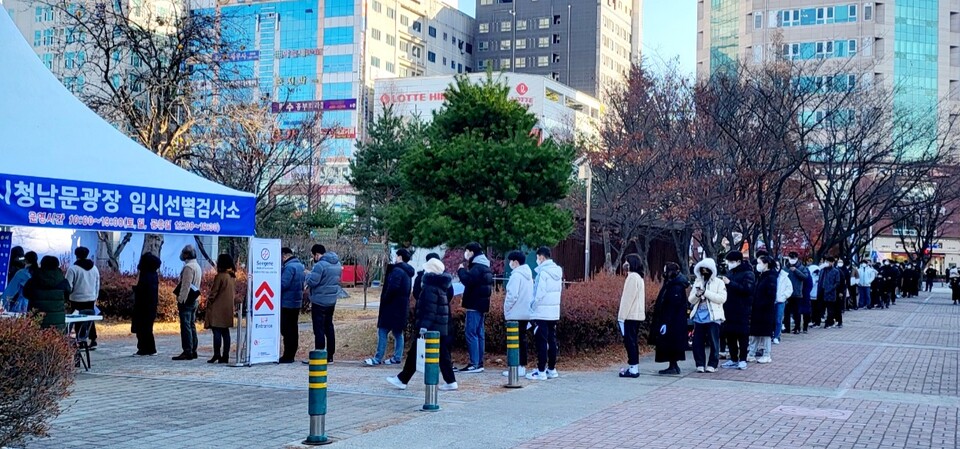 대전에서 166명의 역대 최다 확진자가 발생한 가운데  2일 오전 많은 시민들이 진단 검사를 위해 시청 남문광장 임시선별검사소에 몰렸다.