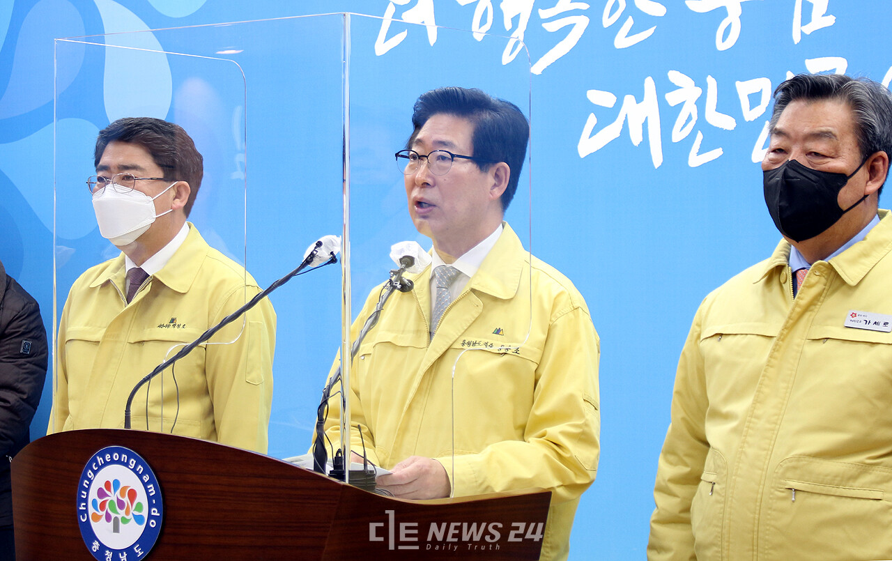 양승조 충남지사(가운데)와 맹정호 서산시장(왼족), 가세로 태안군수가 6일 기자회견을 통해 가로림만 해양정원 등 정부예산에 반영된 충남도의 현안사업을 설명하고 있다. 안성원 기자.