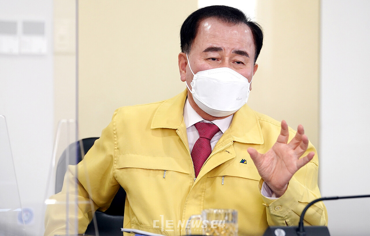 김지철 충남교육감이 29일 주간업무보고회의에서 학교 신설 업무의 철저한 이행을 주문했다. 