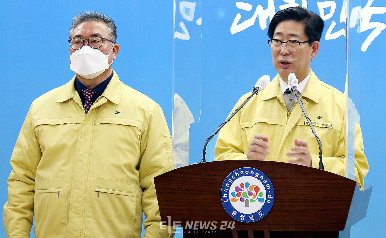 양승조 충남지사(오른쪽)와 김명선 충남도의장(왼쪽)이 15일 내년 4월 전면 도입되는 충남의 어린이 청소년 무상버스 정책에 대한 브리핑을 진행하고 있다. 안성원 기자. 