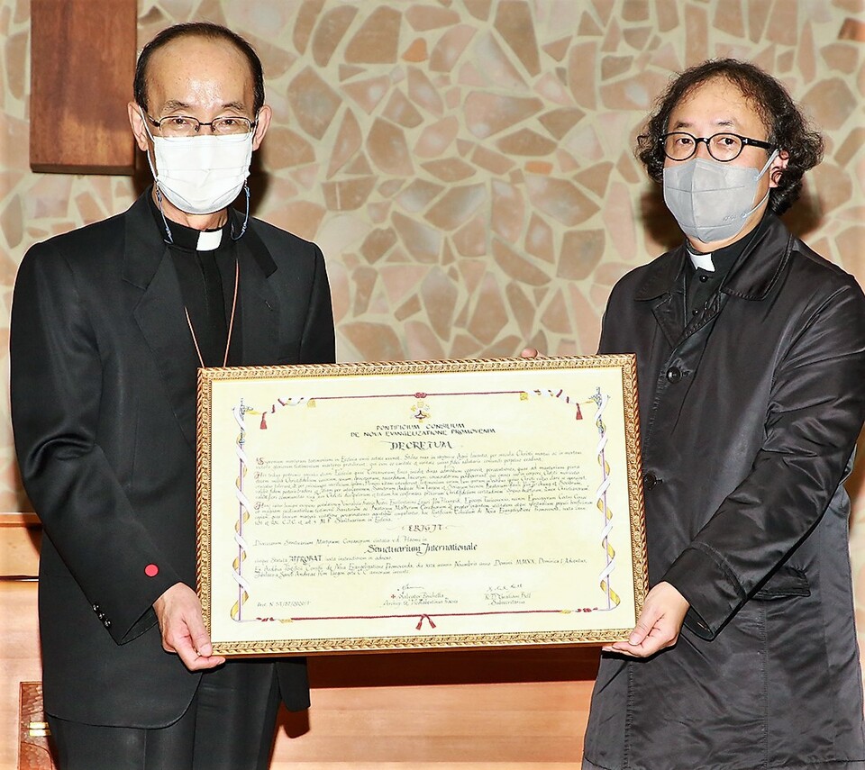 15일 해미국제성지에서 국제성지 교령 전달식이 있었다.(좌 김종수 천주교대전교구장 서리주교, 우 한광석 해미국제성지 전담신부). 서산시 제공.