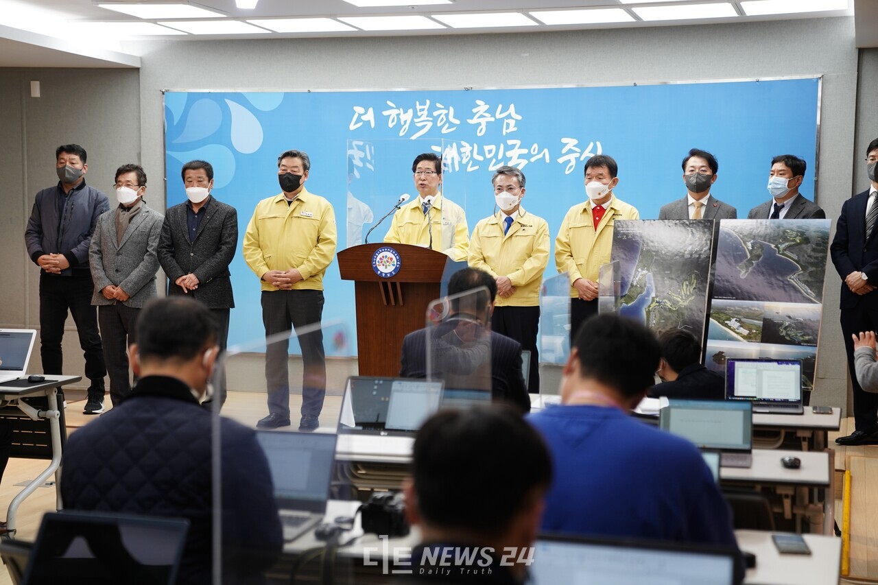 양승조 충남지사가 21일 도청 프레스센터에서 안면도 관광지 개발 우선협상대상자 선정 발표 기자회견을 갖고 있다. 황재돈 기자. 