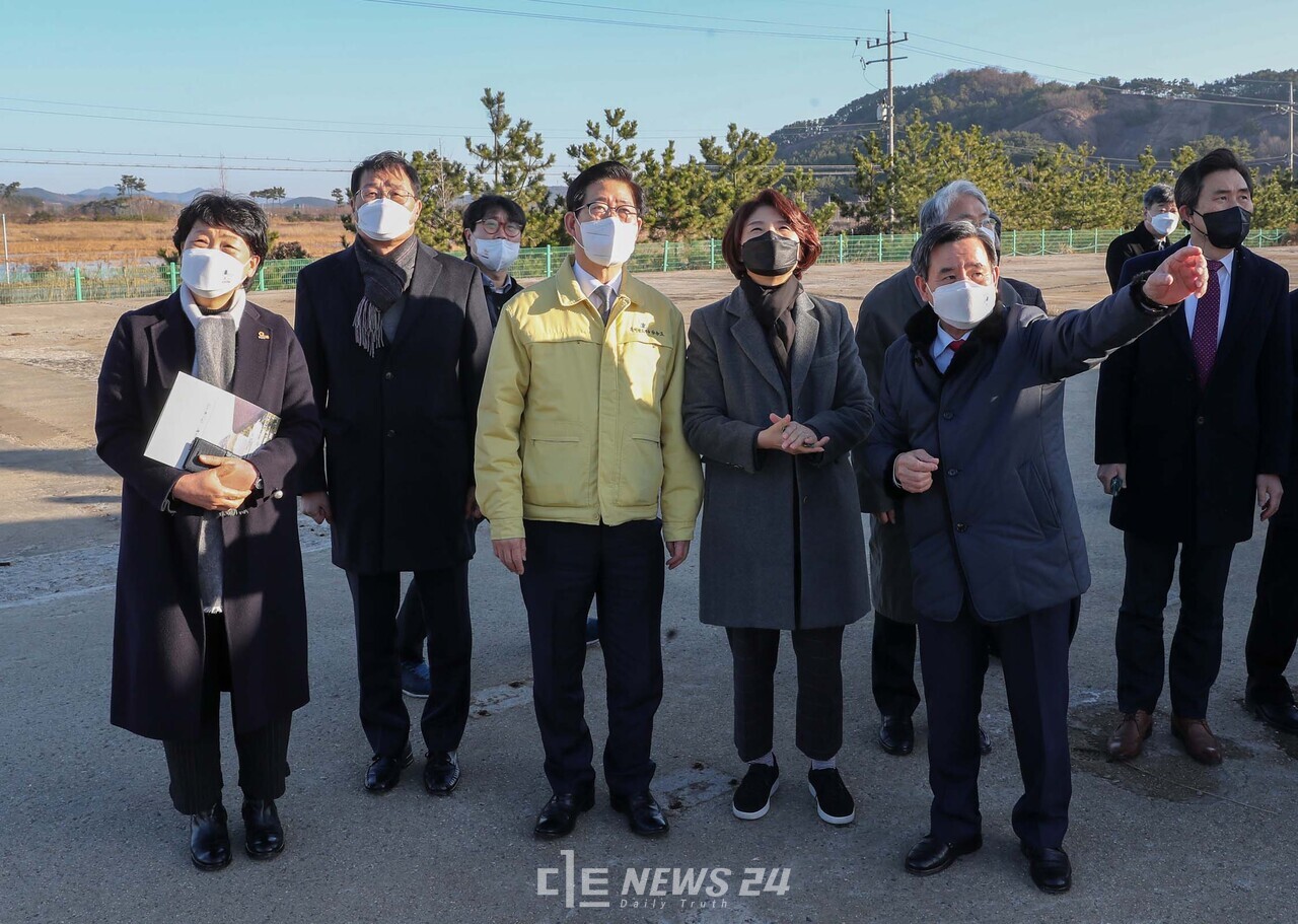 양승조 충남도지사는 22일 서천 브라운필드 현장을 방문한 한정애 환경부 장관과 만나 브라운필드 그린뉴딜 사업에 대한 지원을 건의했다.
