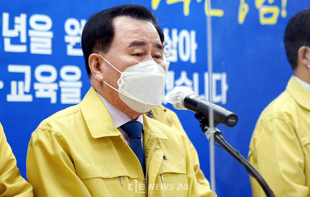 김지철 충남교육감이 사립유치원 무상교육 대상을 기존 만 5세에서 3~4세까지 확대하는 방안을 밝히고 있다. 황재돈 기자. 