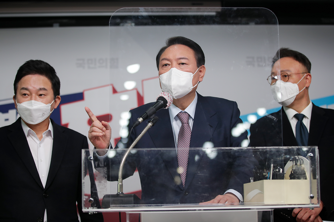 윤석열 국민의힘 대선 후보가 지난 26일 국민의힘 당사에서 기자회견을 갖고 충북 오송·오창 바이오기술, 대전 대덕 정보통신·나노·에너지기술, 세종 스마트 행정 등을 중심으로 융합 산업 분야를 육성하겠다는 ‘중원 신산업벨트’ 구상을 발표했다. 국민의힘 선대위 제공.