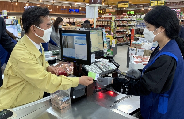 충남 부여군이 ‘2021년 군정을 빛낸 10대 시책’ 1순위로 ‘굿뜨래페이’를 선정했다. 박정현 군수(왼쪽)가 굿뜨래페이를 사용하고 있는 모습. 자료사진.