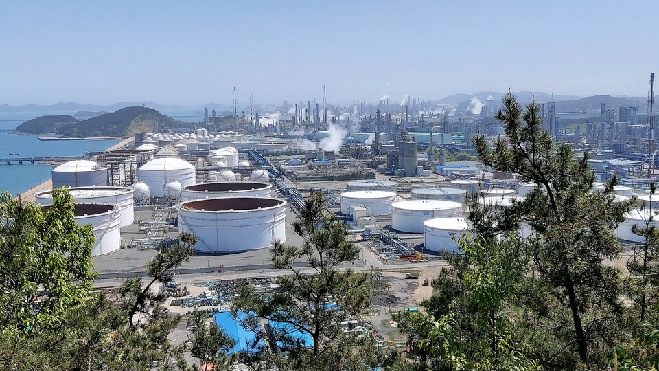서산시 황금산에서 바라본 대산석유화학단지. 최종암 기자.