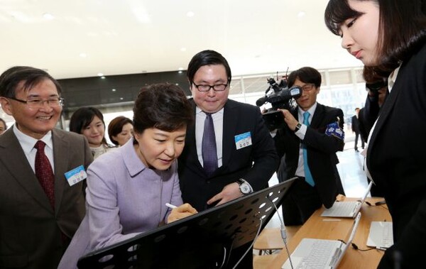 김성진 대표(사진 가운데)는 박근혜 전 대통령이 직접 자신이 만든 제품을 시연할 정도로 박근혜 정부의 신뢰를 얻었다.