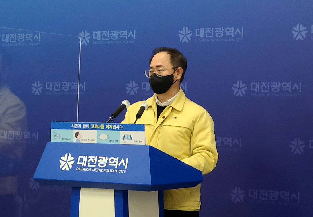 대전시 이동한 보건복지국장이 10일 열린 브리핑에서 공공어린이재활병원 운영과 관련된 기부기관 넥슨과의 협약 개정 추진 사항을 설명하고 있다. 한지혜 기자.