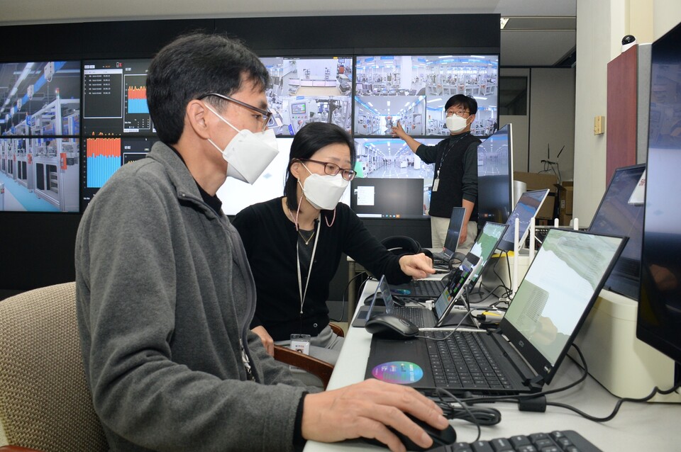 ETRI 연구진이 대전 ETRI 본원과 경산 스마트팩토리 간 실시간 시연을 준비하고 있는 모습.