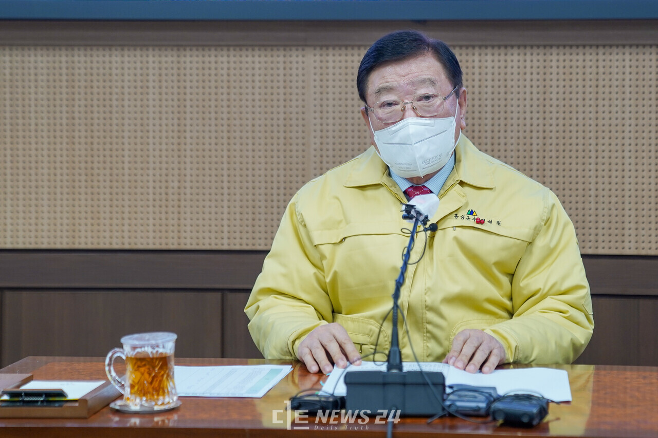 김석환 홍성군수가 13일 군청 회의실에서 신년 기자간담회를 갖고 있다. 황재돈 기자.