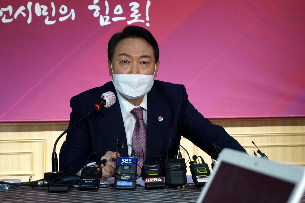 윤석열 국민의힘 대선 후보가 21일 오후 대전을 방문해 방위사업청 이전, 제2대덕산업단지 조성 등을 공약했다. 사진은 기자간담회 모습. 한지혜 기자.