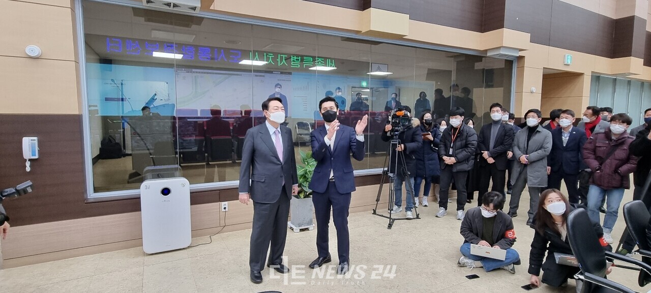 윤석열 대선 후보가 염성욱 세종시 스마트도시과장으로부터 도시통합정보센터에 대한 자세한 설명을 듣고 있다. 이희택 기자. 