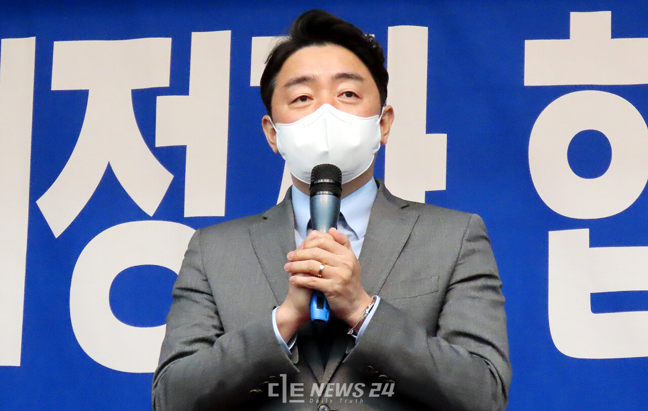 대표로 기자회견에 나선 강훈식 충남도당위원장. 그는 “기초단체장, 광역단체장 출신인 이재명 대통령 후보의 승리가 풀뿌리 민주주의의 승리”라며 비판 여론에 정면 대응했다.