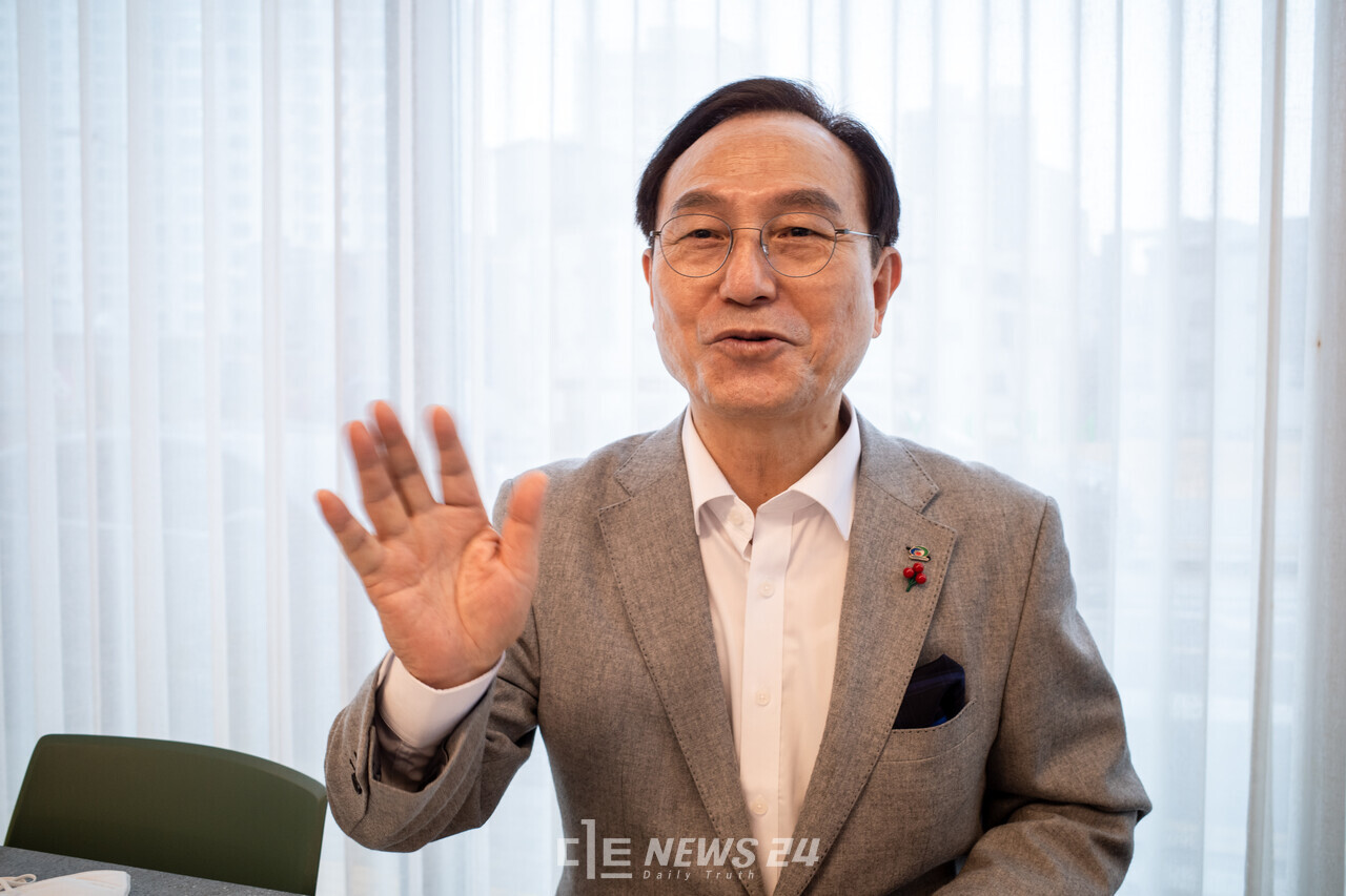 박상돈 천안시장이 25일 디트뉴스와 인터뷰에서 '중부권 동서횡단철도'의 문재인 정부의 국가계획 미 반영을 맹비판했다.  황재돈 기자. 