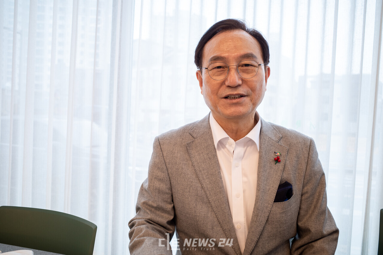 박상돈 천안시장이 25일 디트뉴스와 인터뷰를 갖고 있는 모습. 황재돈 기자. 
