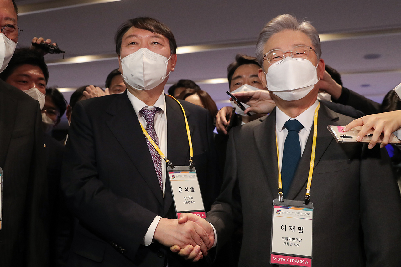 여야  유력 대선 후보들이 내놓고 있는 지역 공약 일부가 충청권을 자극하며 정치 쟁점화되고 있다. 이재명 더불어민주당 대선 후보(왼쪽)와 윤석열 국민의힘 대선 후보. 자료사진.