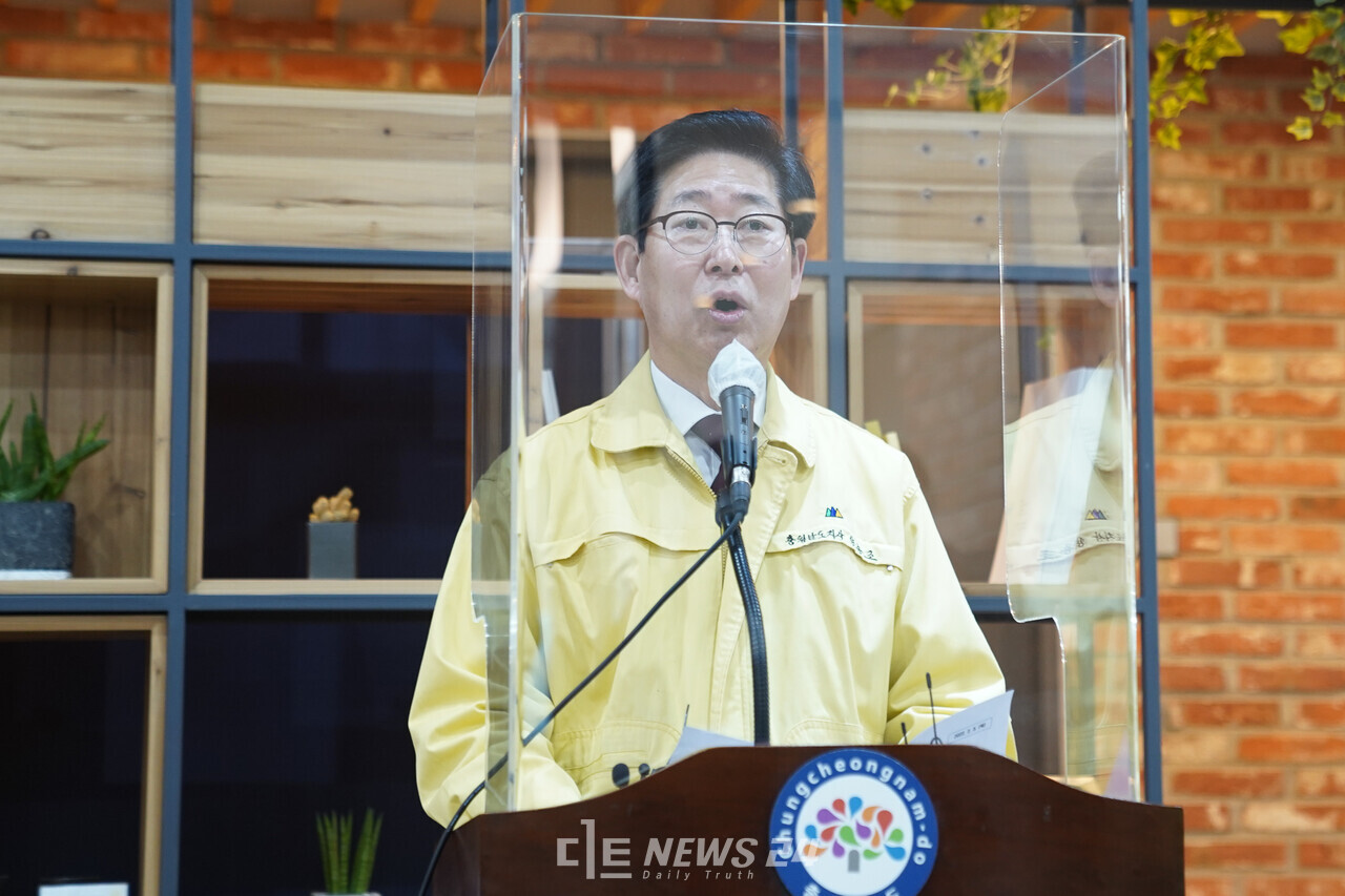 양승조 충남지사가 3일 도청 프레스센터에서 긴급 기자회견을 열어 여야 대선후보의 육군사관학교 경북 안동 이전과 충남지역 사드 추가 배치 공약과 관련해 입장을 밝히고 있다. 황재돈 기자.  