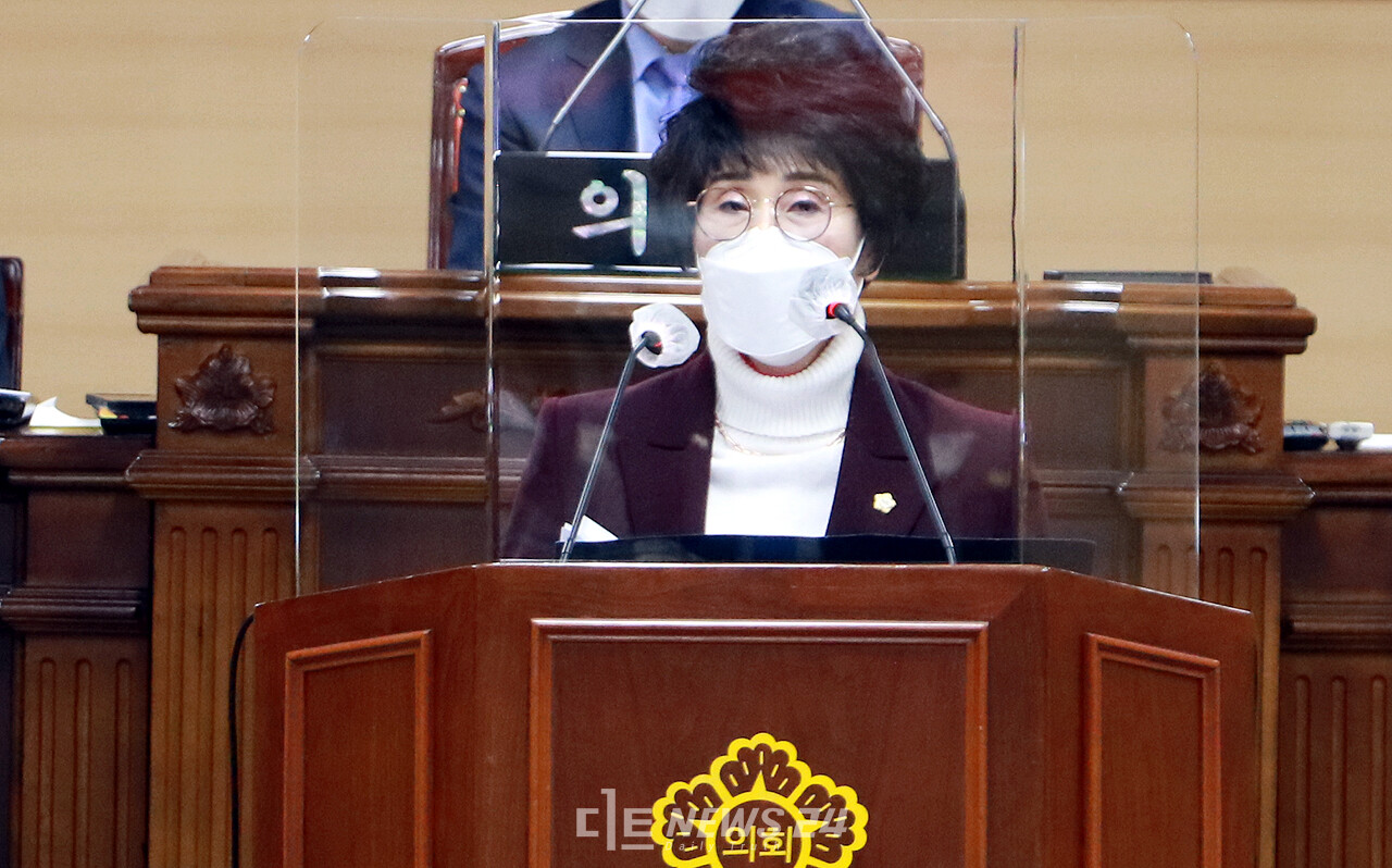 박순화 부여군의원이 백마강체육공원 내 파크골프장을 유료화 해야 한다고 주장했다. 부여군의회 제공.