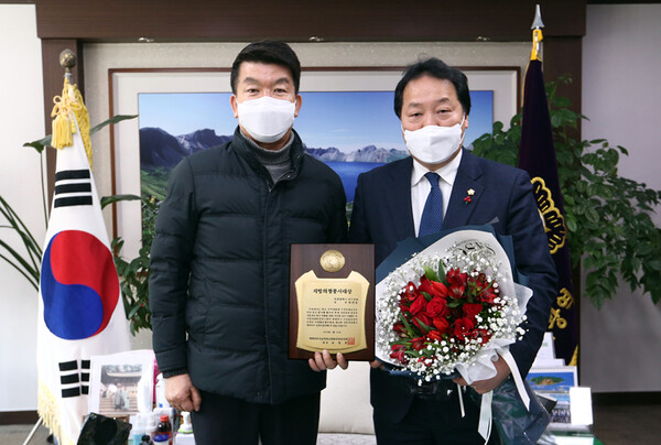 이선용 대전서구의회 의장(오른쪽)이 김태성 대전자치구의장단협의회장(왼쪽)으로부터 지방의정봉사대상을 수상하고 있다.
