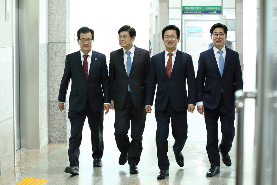 충청권 4개 시도지사. 왼쪽부터 이시종 충북지사, 이춘희 세종시장, 허태정 대전시장, 양승조 충남지사. 자료사진. 