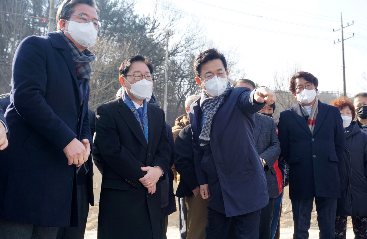 박범계 법무부 장관(사진 가운데)이 9일 대전교도소 이전 예정부지를 찾아 LH 담당 직원으로부터 사업 개요를 듣고 있다. 사진 왼쪽부터 정용래 유성구청장, 박범계 장관, 허태정 대전시장. 한지혜 기자.