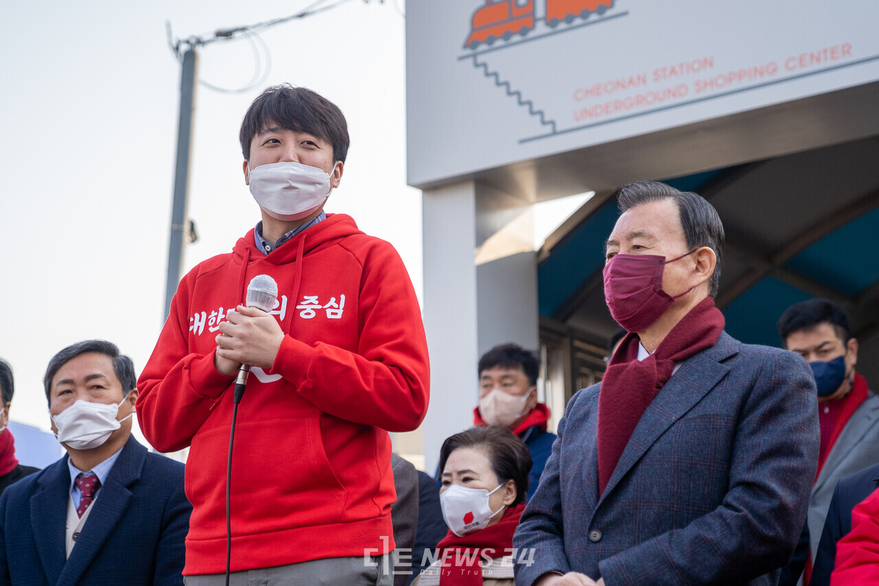 이준석 국민의힘 대표가 11일 충남 천안역 앞에서 기자회견을 열어 윤석열 대선 후보의 '사드 추가 배치' 공약과 관련해 "사드 배치 지역으로 충남을 검토한 적 없다"고 밝혔다. 황재돈 기자.