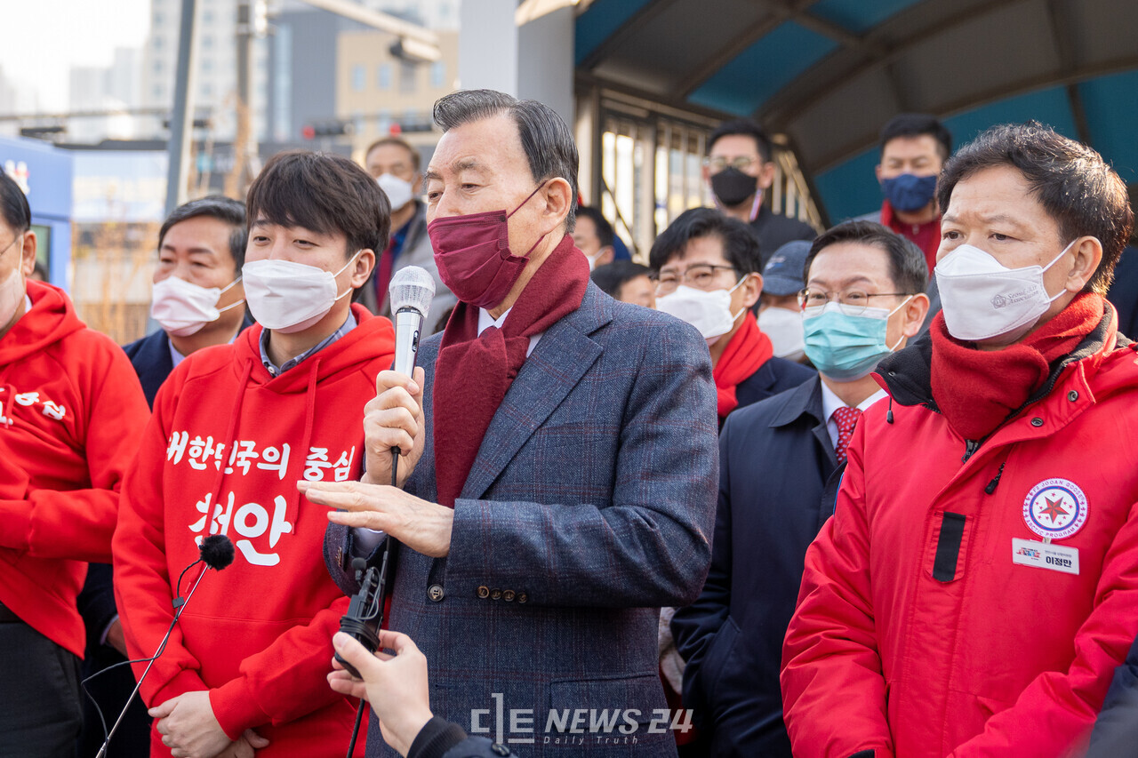 홍문표 국민의힘 충남 총괄선대위원장은 11일 윤석열 대선 후보의 사드 추가 배치 공약과 관련해 