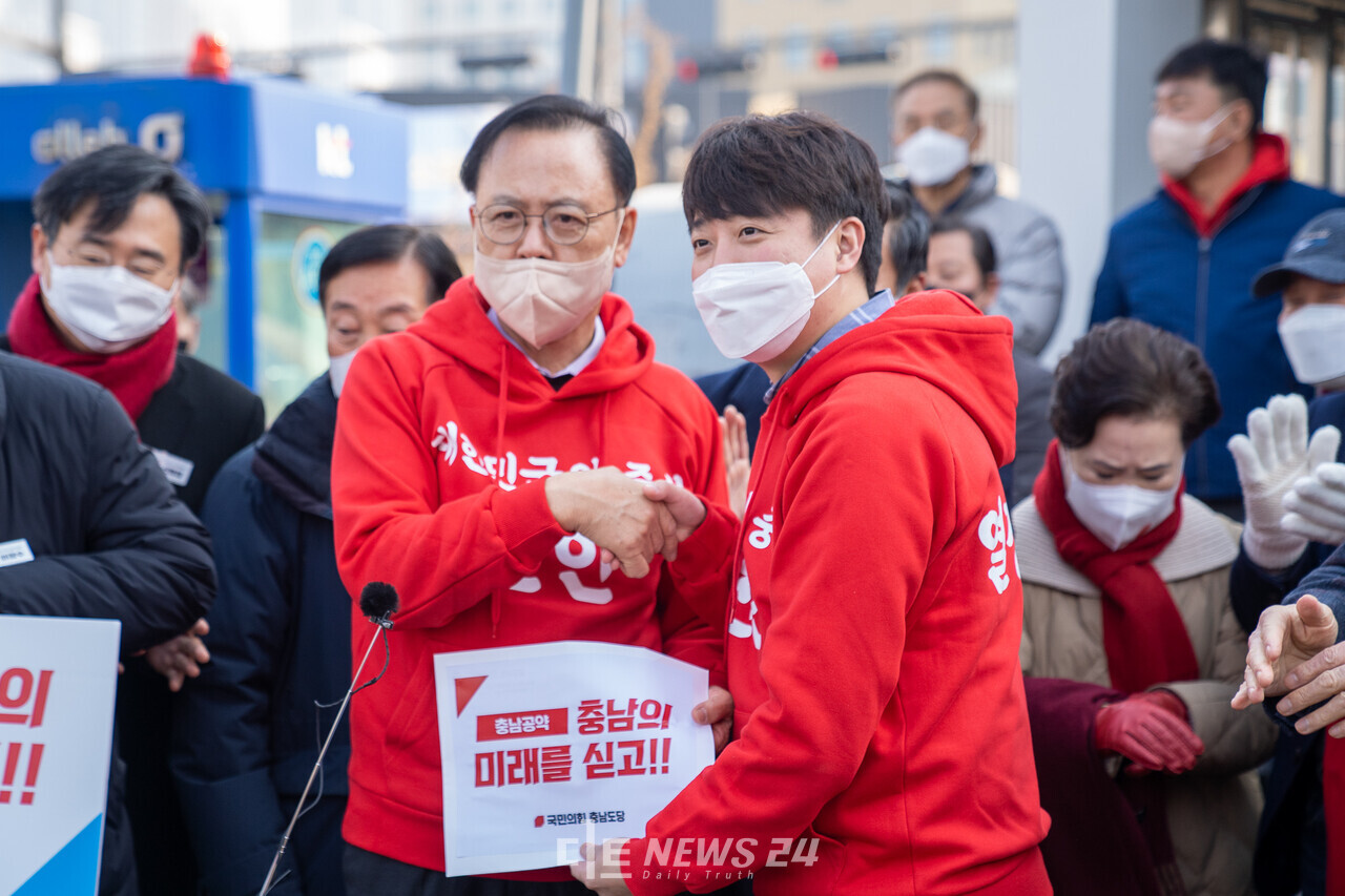 이준석 국민의힘 대표가 11일 천안역에서 이명수 국민의힘 충남도당위원장으로부터 충남지역 공약집을 전달받고 기념촬영을 하고 있다. 황재돈 기자. 
