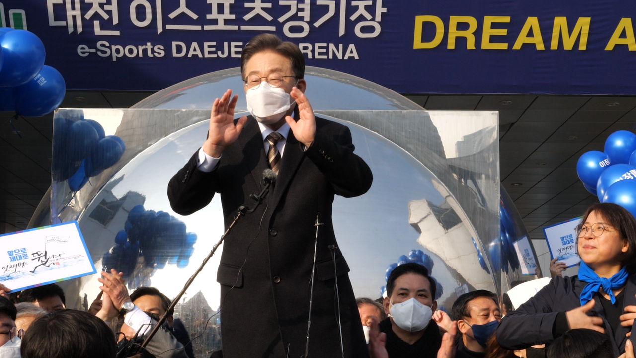 이재명 더불어민주당 대선 후보가 12일 오전 대전을 찾아 지지자들을 향해 연설을 하고 있다. 최찬룡 영상기자.